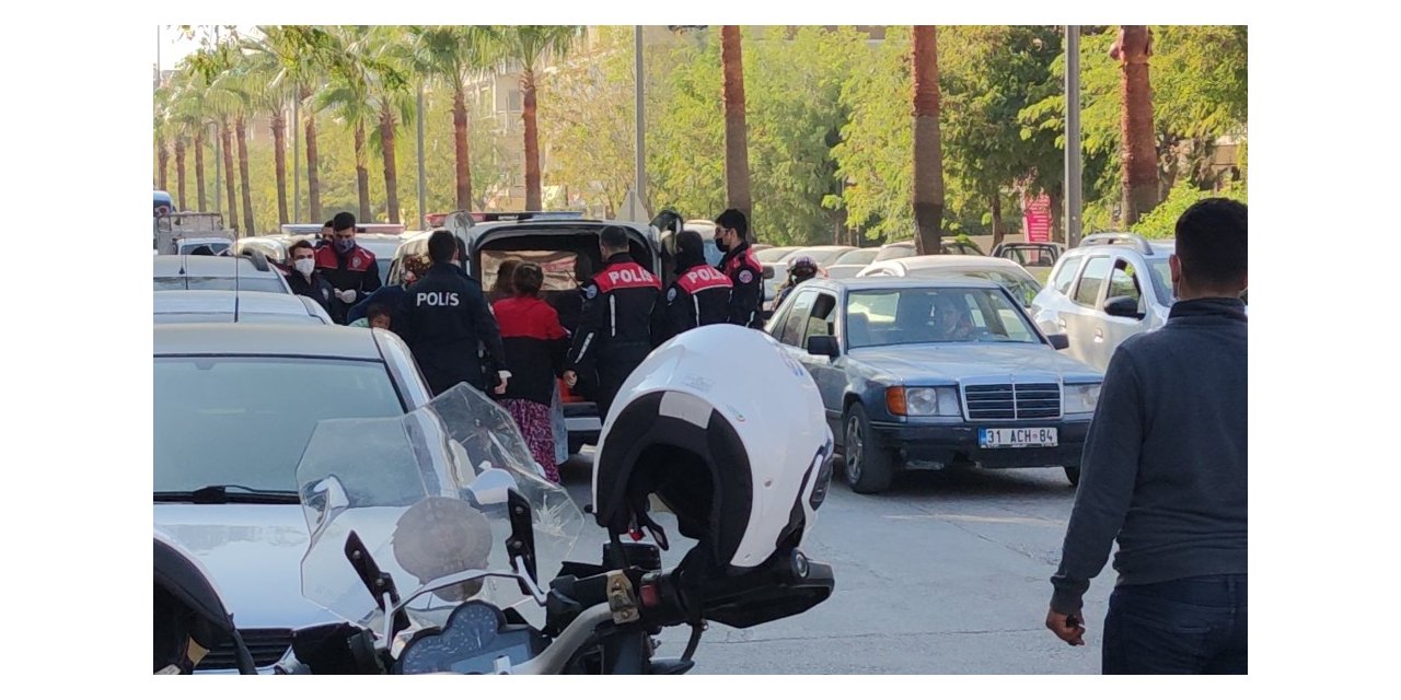 Yan kesici kadın, polisi görünce soyunmaya kalktı