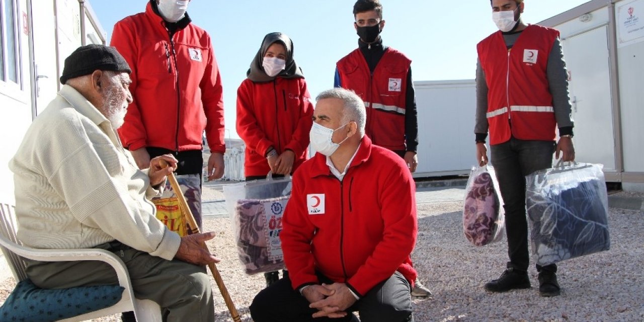 Elazığlı depremzedelere Kızılay’dan battaniye desteği