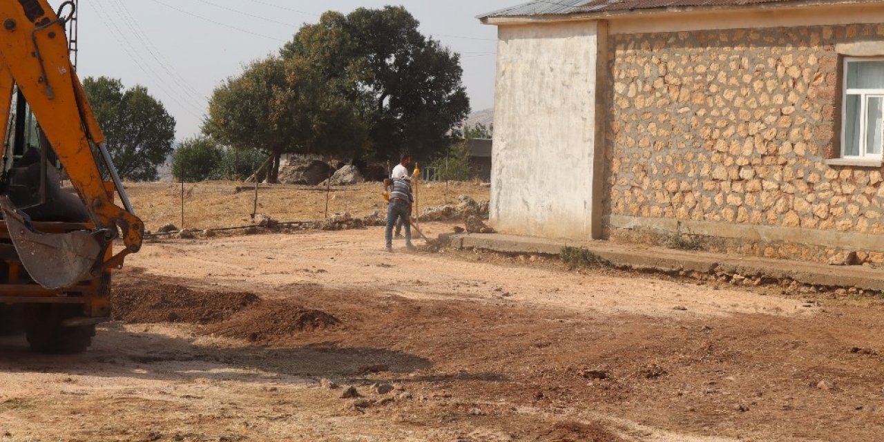 Hazro’da cami, taziye evi ve okul bahçelerine parke taşı döşeniyor