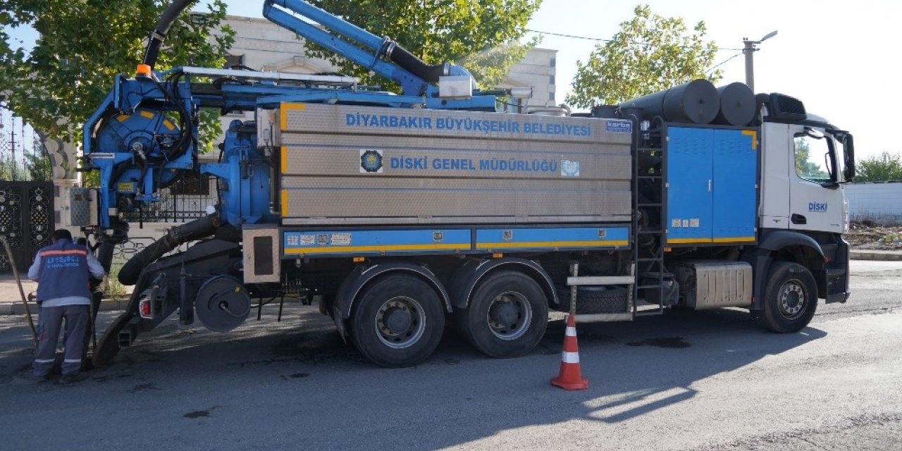 Diyarbakır’da kanal ve yağmur suyu şebekeleri temizleniyor
