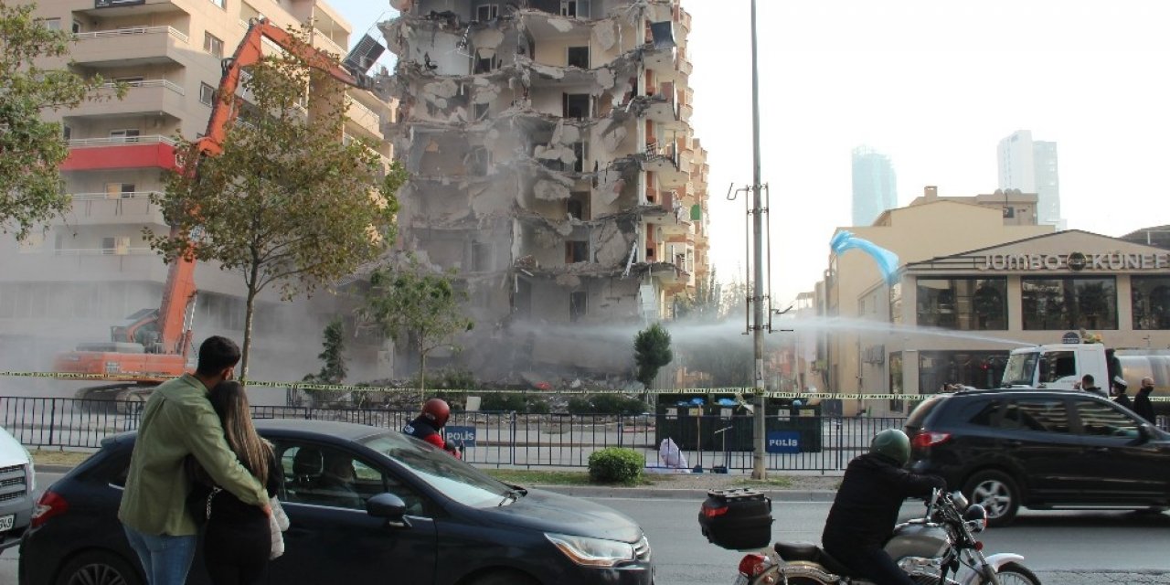 Film seyreder gibi yıkımı izlediler