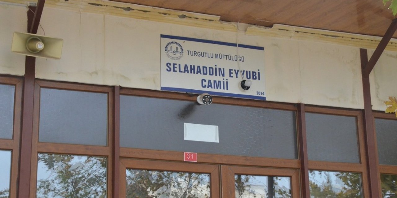 Cami avlusuna bırakılan erkek bebek yoğun bakımda