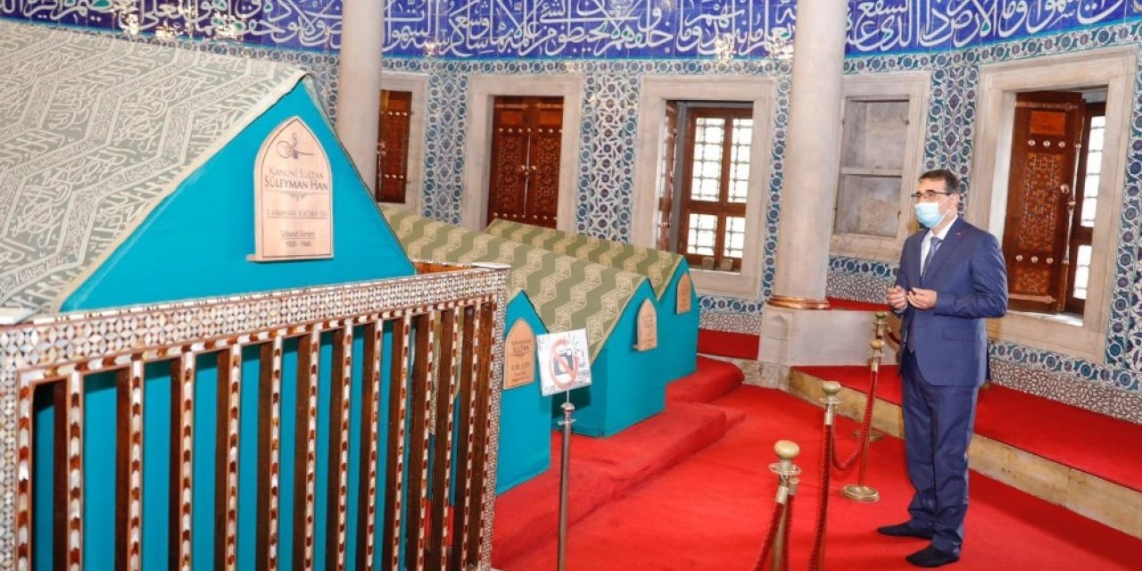 Bakan Dönmez’den Kanuni Sultan Süleyman’ın kabrine ziyaret