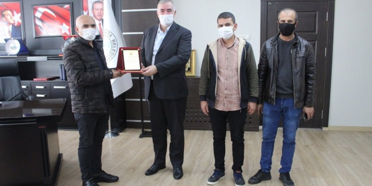 Pazarcı esnafından Başkan Turanlı’ya plaket