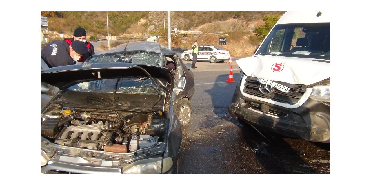 Servis aracıyla otomobil çarpıştı: 1’i ağır 7 yaralı