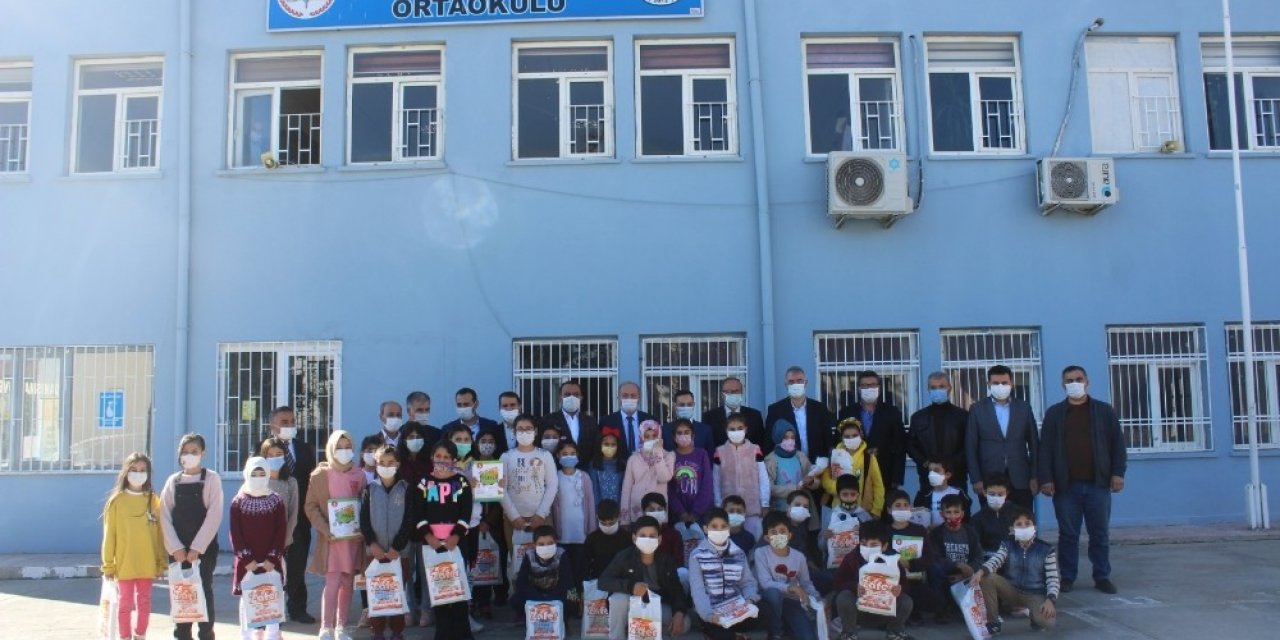 Kahta’da 2 bin öğrenciye kaynak kitap desteği