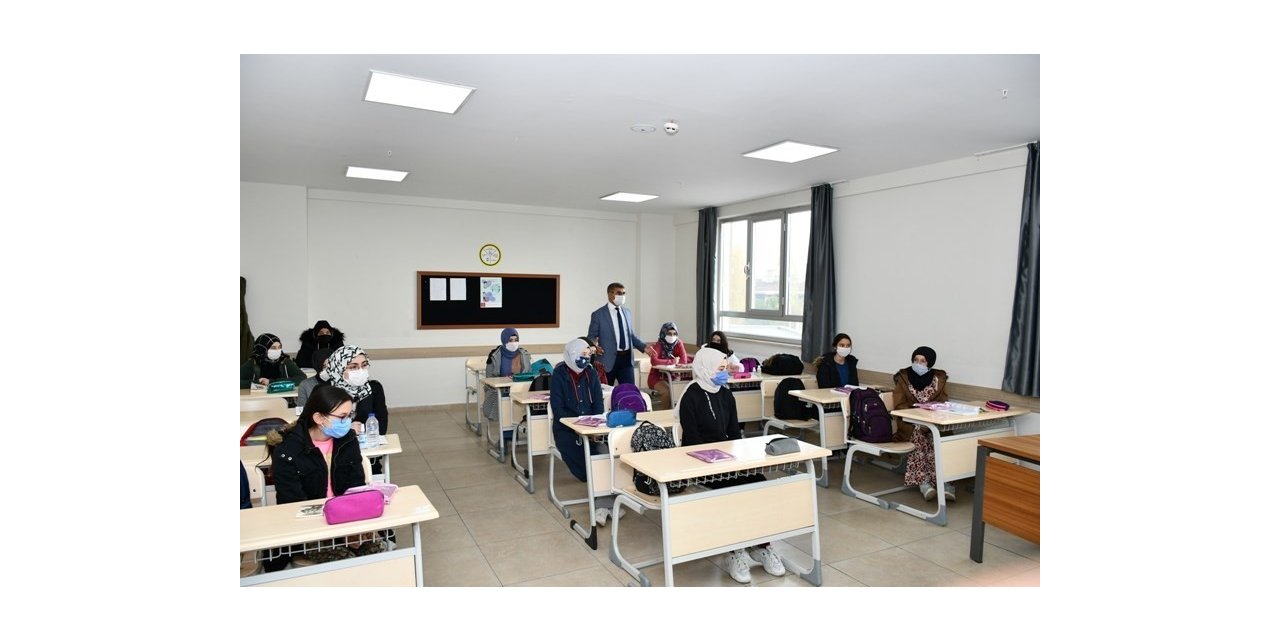 Vali Gürel’dem Kız İmam Hatip Lisesi’ni ziyaret etti