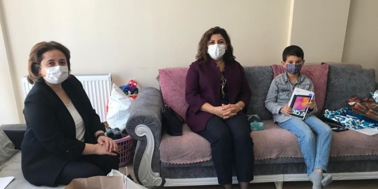 Vali Gürel’in eşinden öğrencilere tablet