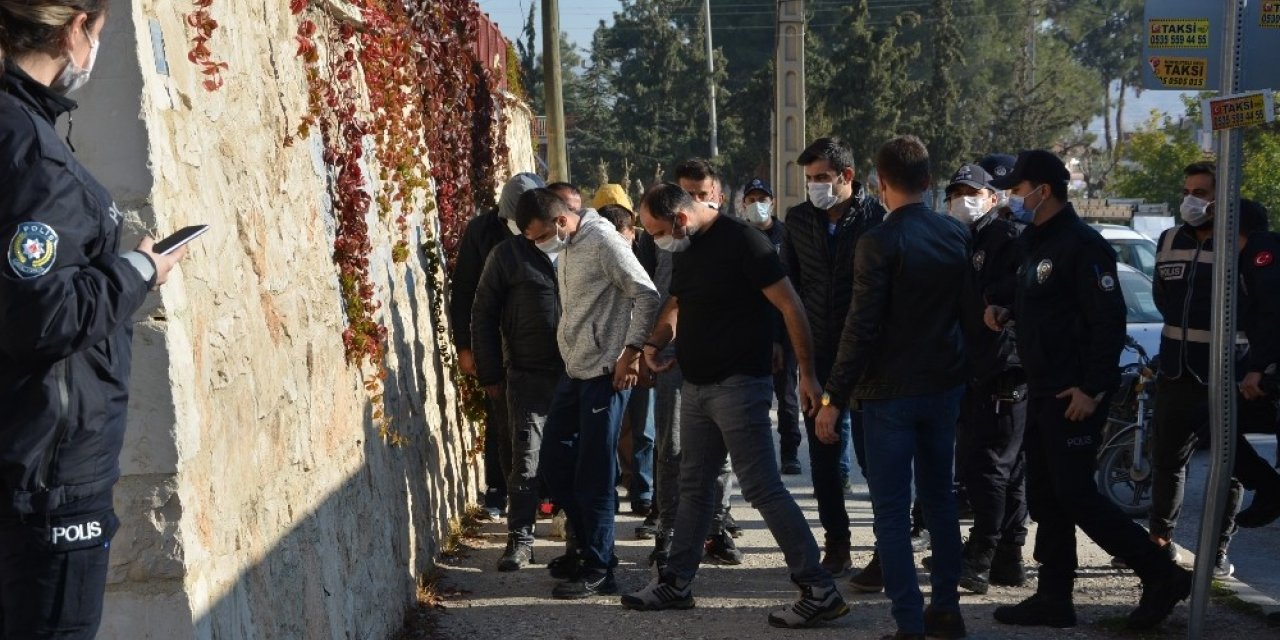 Darp ettikleri şahsı alıkoyan 12 kişi gözaltına alındı