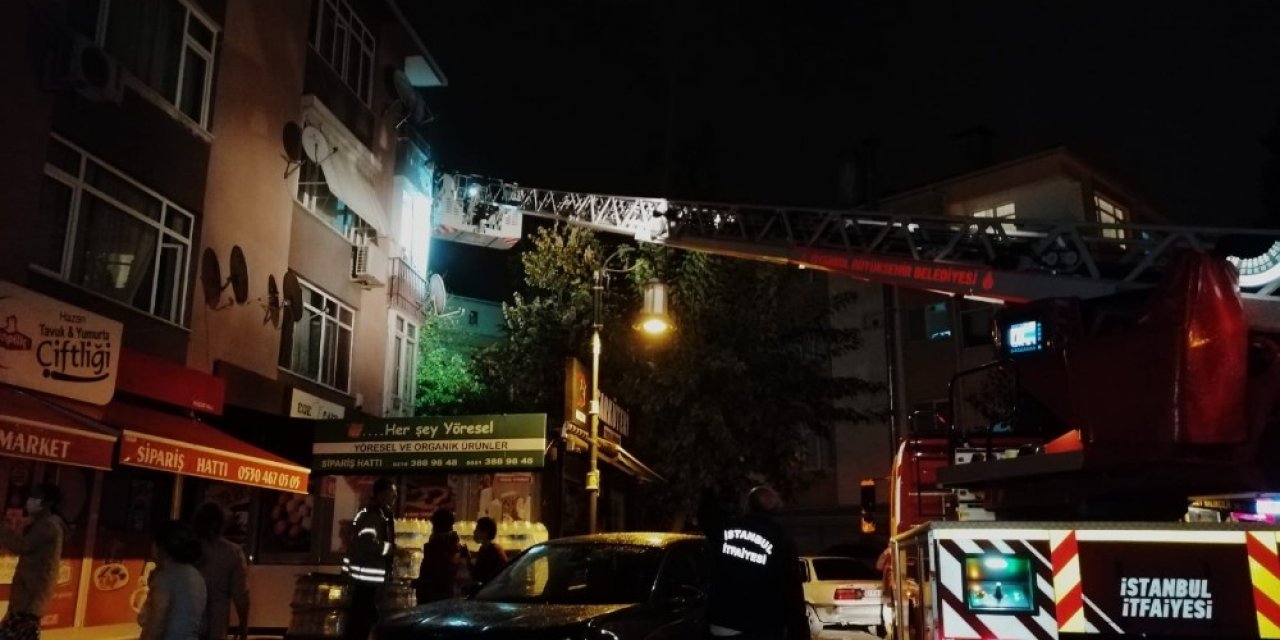 Maltepe’de üç katlı binada çıkan yangında can pazarı: 15 kişi kurtarıldı