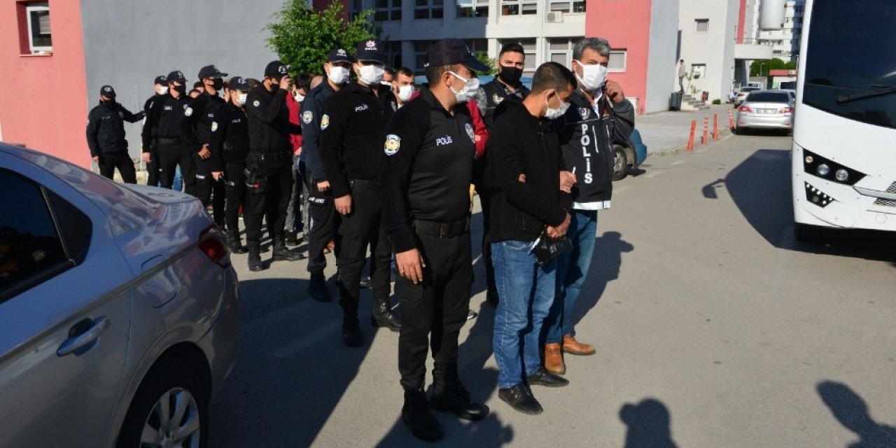 Şafak vakti gözaltına alınan 15 torbacı adliyeye sevk edildi