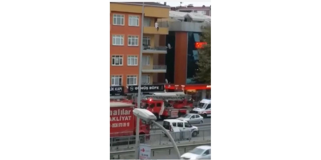 Polisin intihar etmek için balkona çıkan kadını kurtardığı anlar kamerada