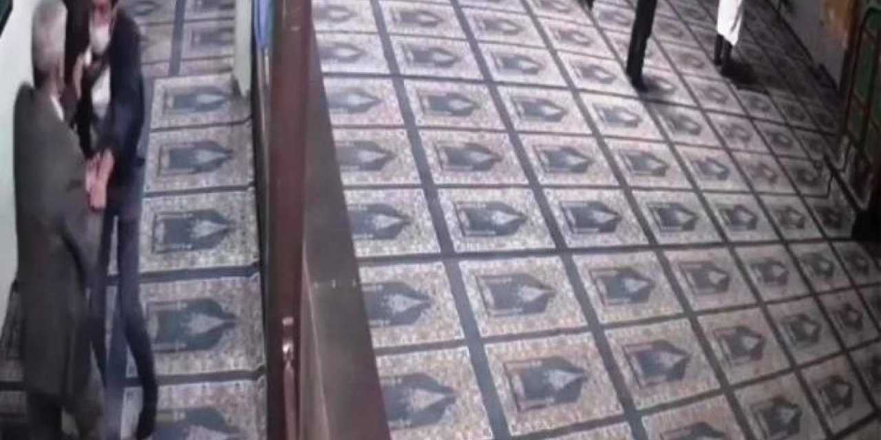 Cami hırsızı cemaate yakalandı