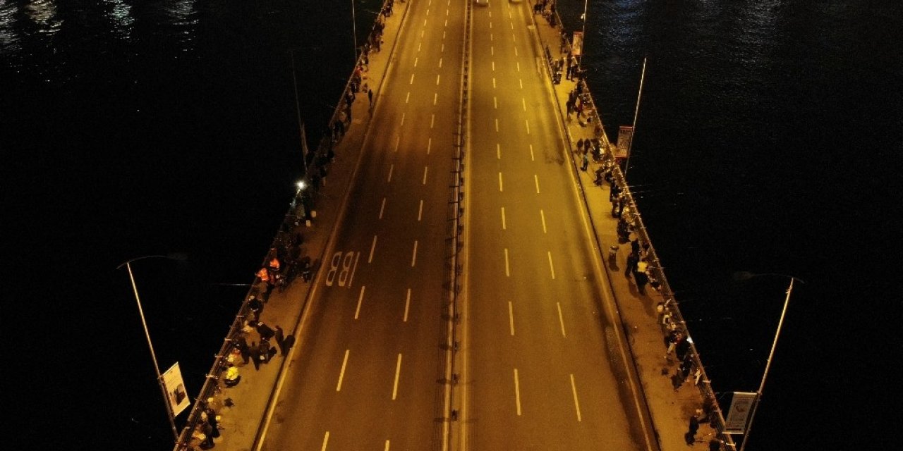 Galata köprüsünde olta balıkçılarının yoğunluğu havadan görüntülendi