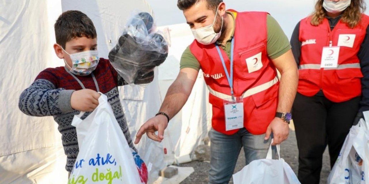 Depremzede çocuklara giyecek ve uyku tulumu dağıtıldı