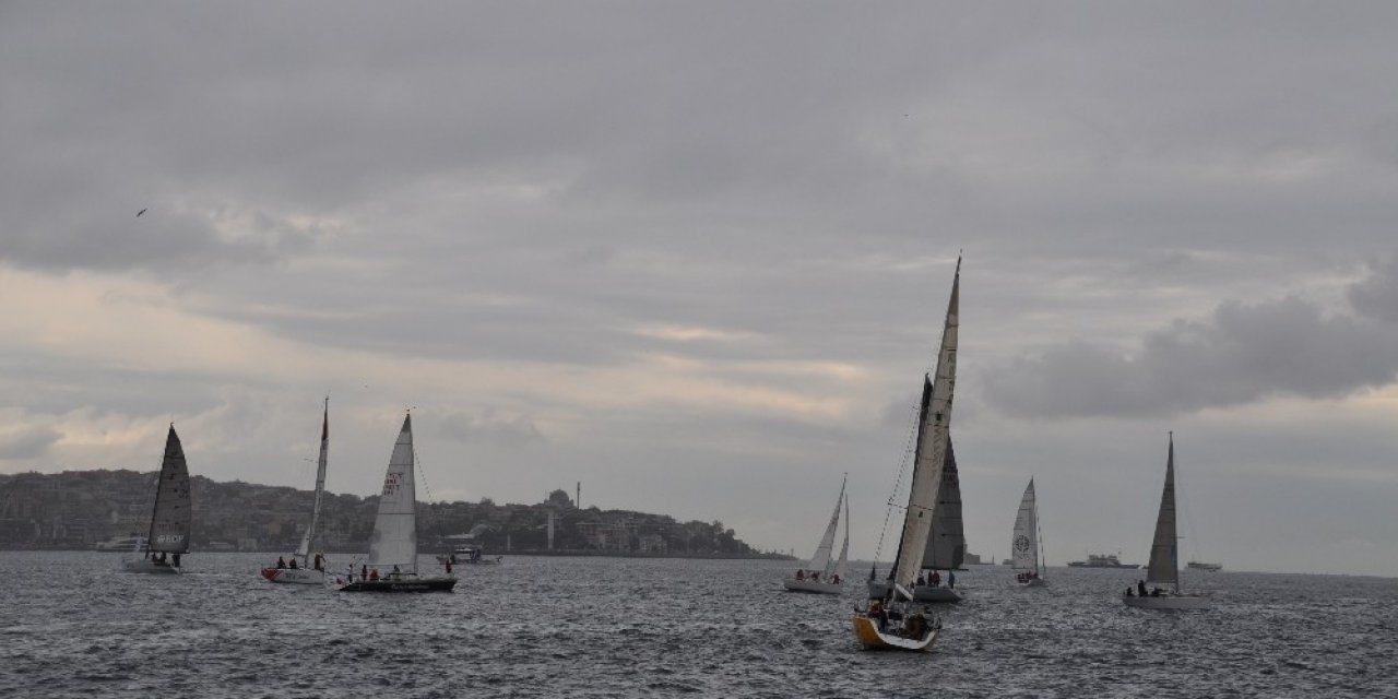 500 yelkenci İstanbul Boğazı’nı görsel şölene dönüştürdü