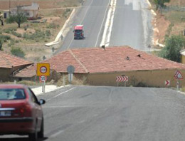 Bu ev tam yolun ortasında duruyor!