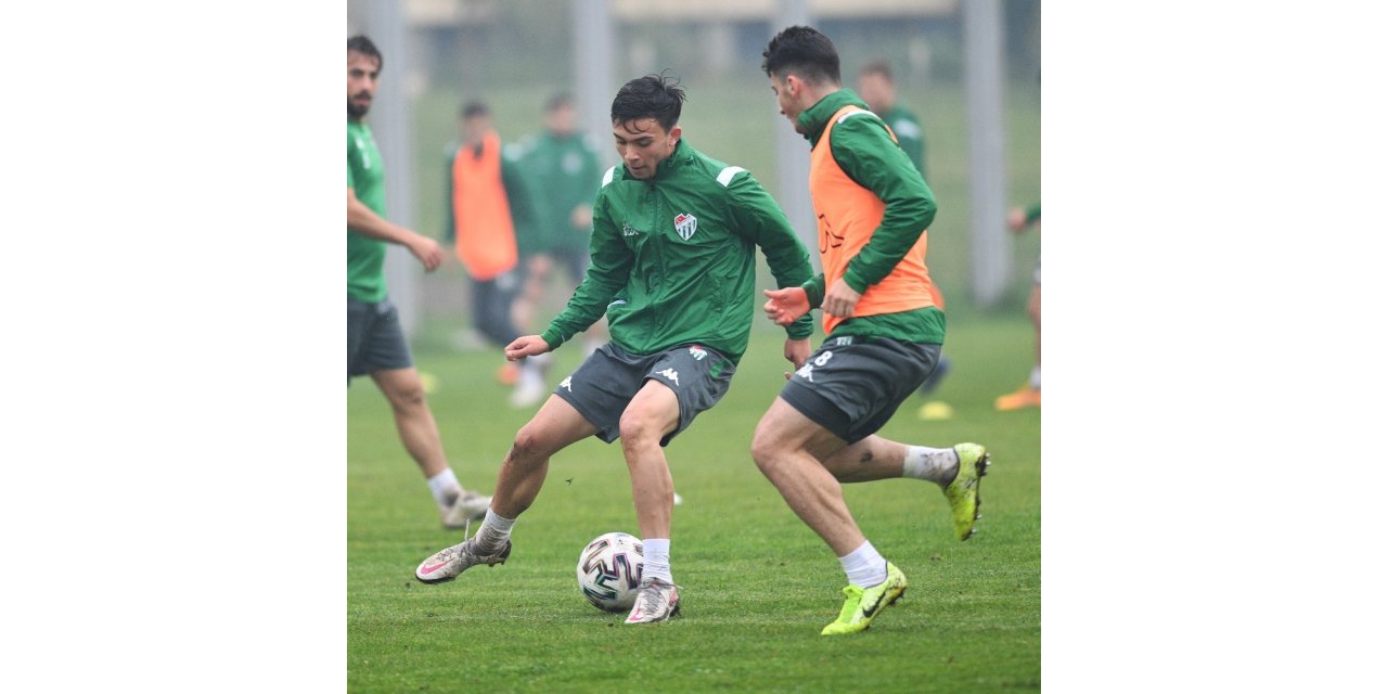 Bursaspor, Adanaspor maçı hazırlıklarını yağmur altında sürdürdü