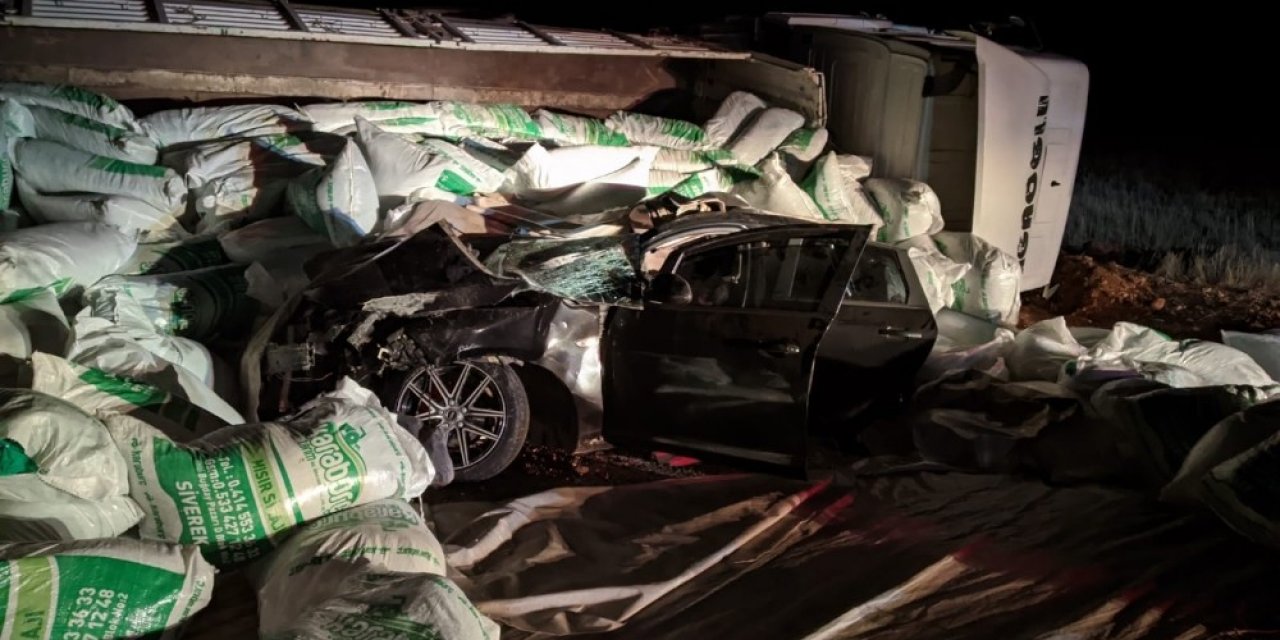 Tır otomobilin üzerine devrildi: 1 ölü