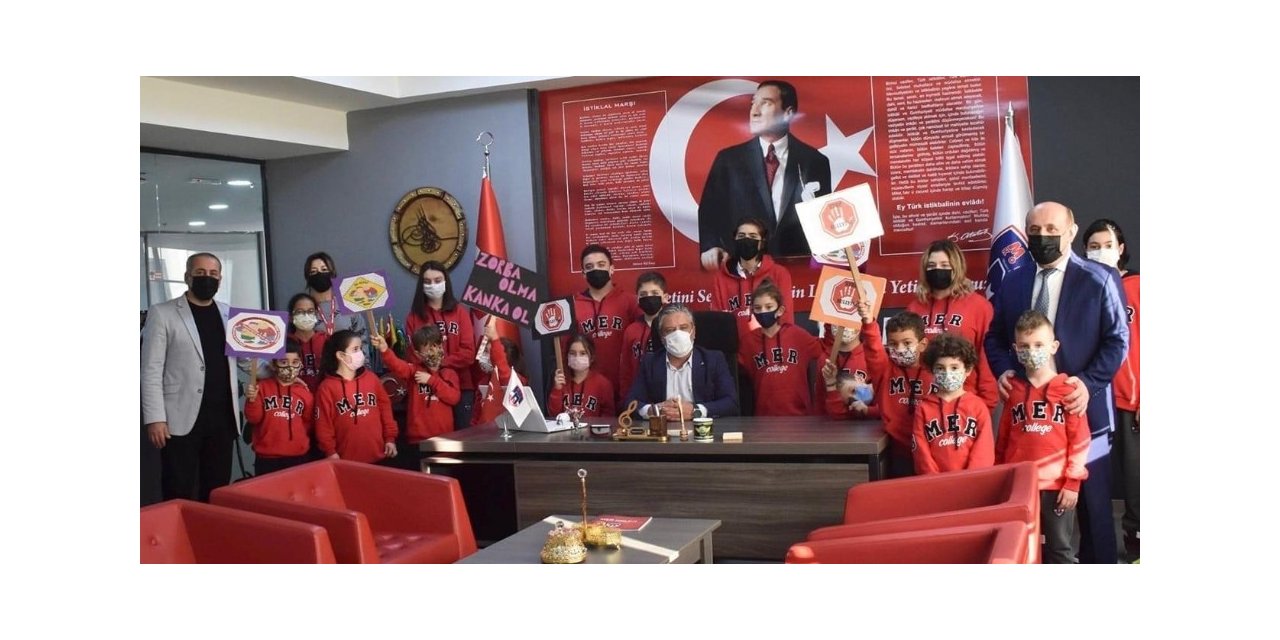 Zorbalığa hayır demek için okulda yürüyüş yaptılar