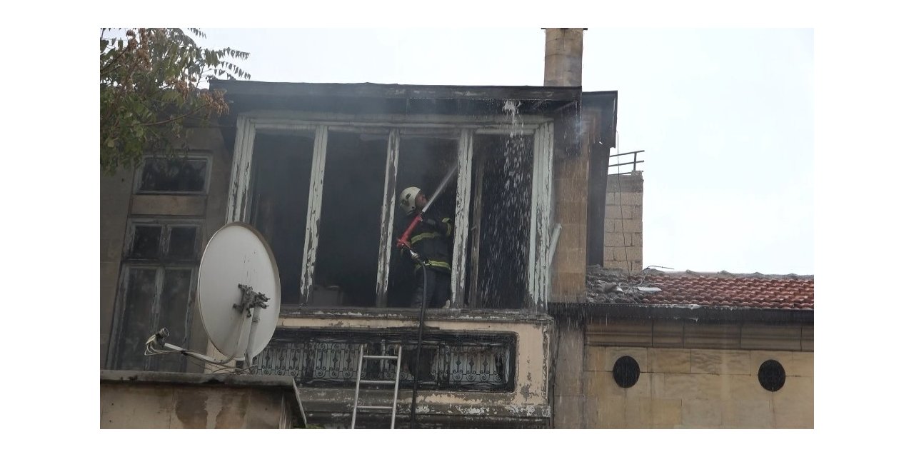 3 ailenin birlikte kaldığı ev küle döndü