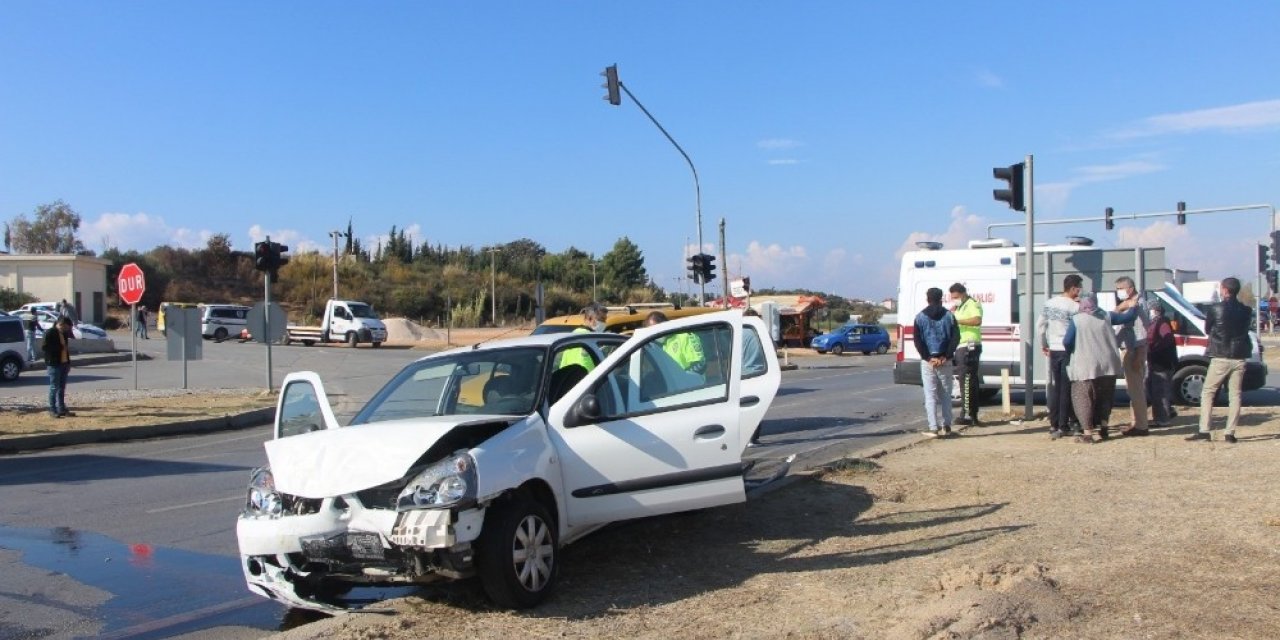 Manavgat ilçesinde ticari araç ile otomobil çarpıştı: 2 yaralı
