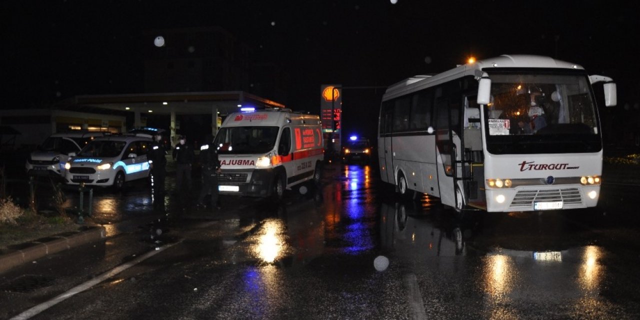 Ambulans ile servis çarpıştı: 1 yaralı