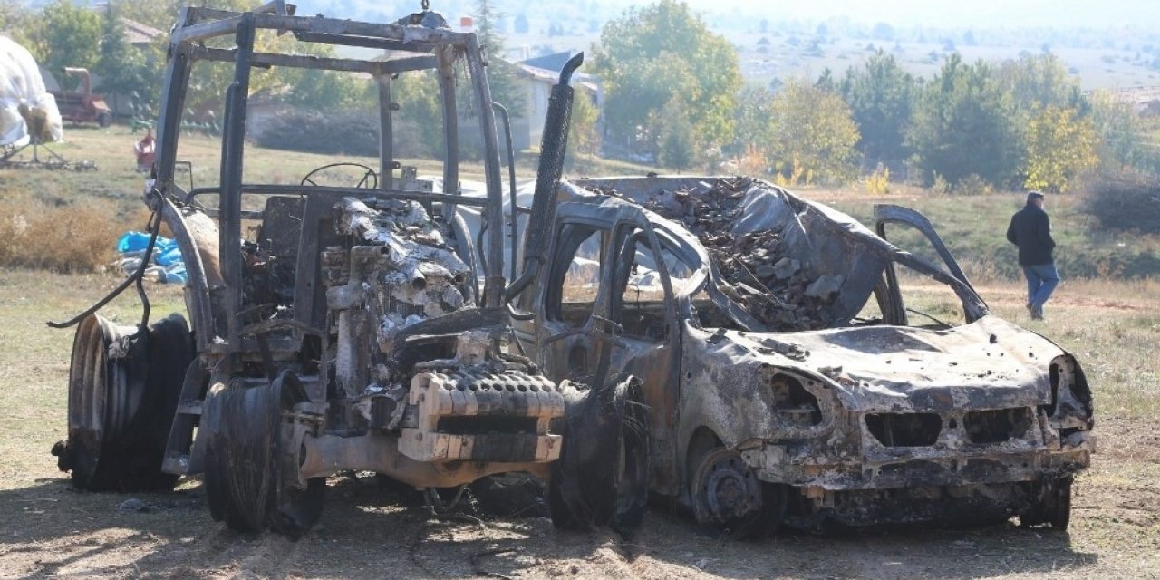 Alevler önüne geleni yaktı; 2 traktör, 1 kamyonet, 50 ton arpa, bin adet balya ve 3 ahır kül oldu