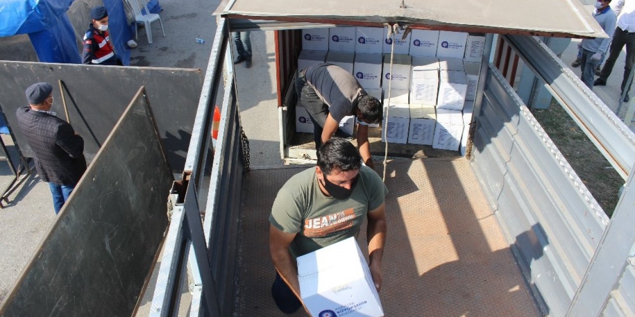 Büyükşehir’den karantinadaki  Finike Yuvalı’ya gıda desteği