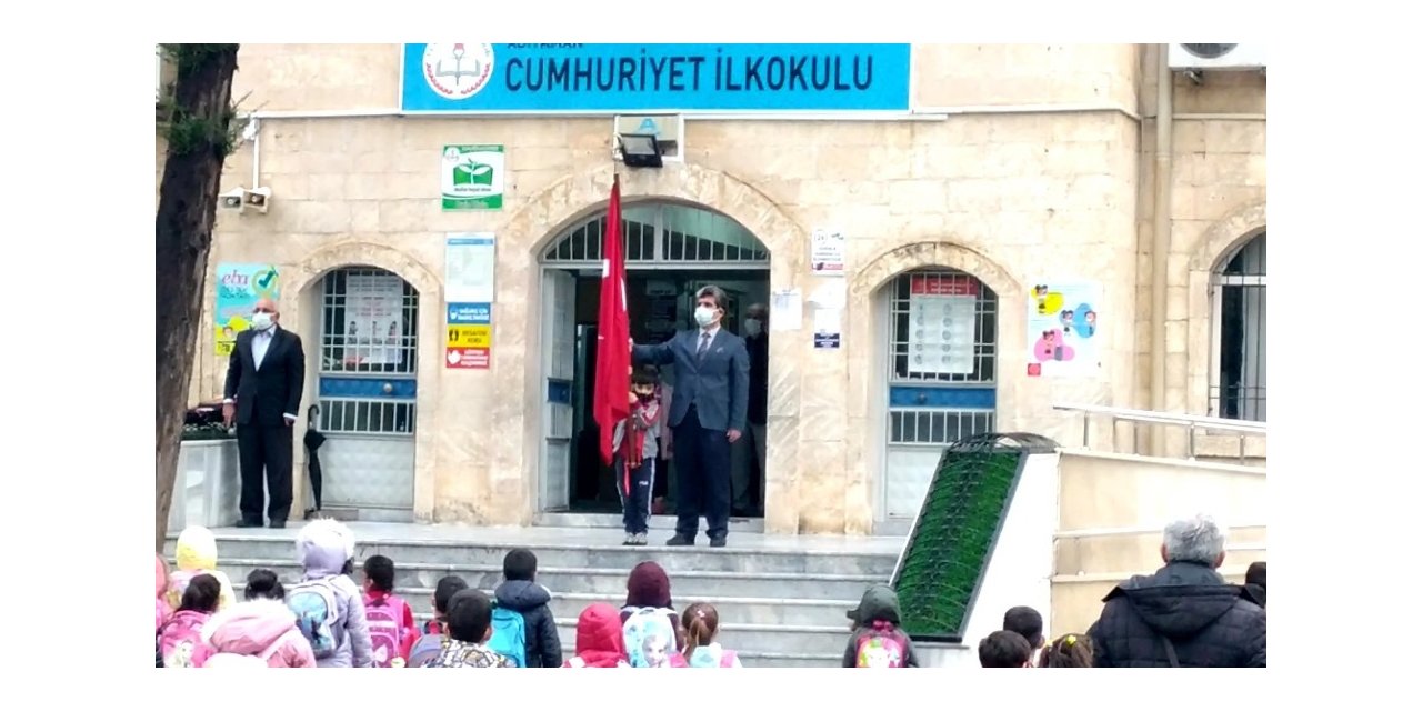 Öğretmen ve öğrencinin bayrak hassasiyeti gururlandırdı