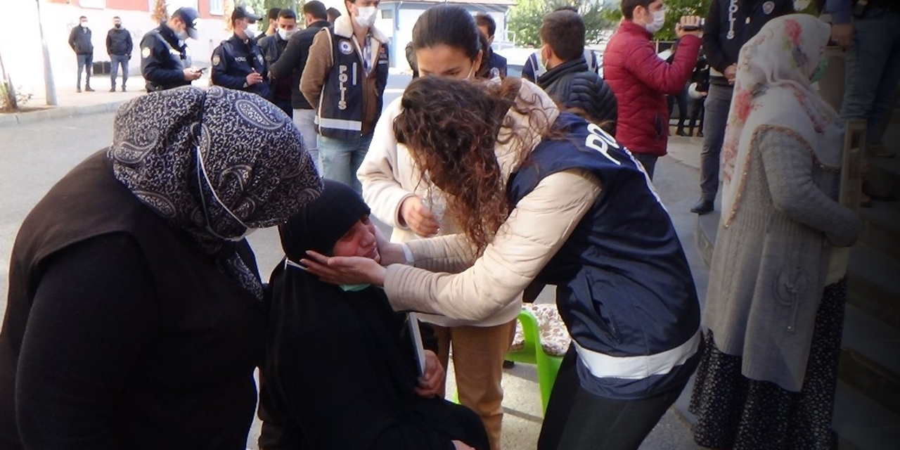 HDP’liler evlat nöbetindeki aileleri gerdi! Fenalaşan anneleri kadın polisler sakinleştirdi