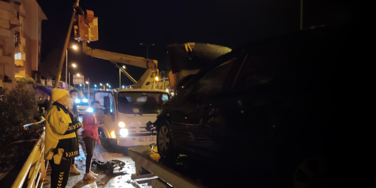 Direğe çarpan otomobilin motoru metrelerce uzağa fırladı! Sürücünün burnu bile kanamadı