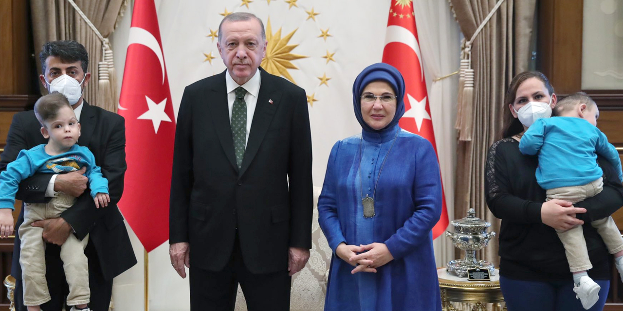 Cumhurbaşkanı Erdoğan siyam ikizleri Derman ve Yiğit'i ağırladı