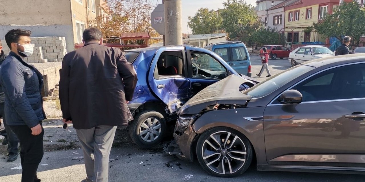 Otomobille direk arasında sıkışan otomobilde yaralanan hamile kadın hastaneye kaldırıldı