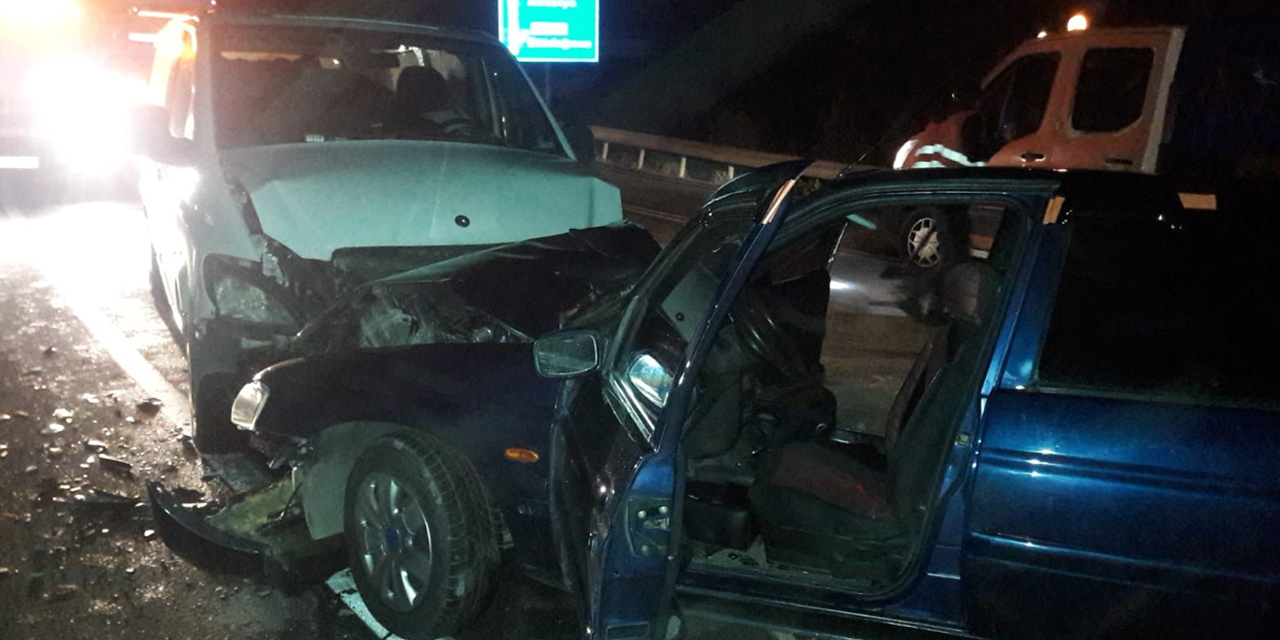 Akseki'de minibüs ve otomobil kafa kafaya çarpıştı! 4 yaralı