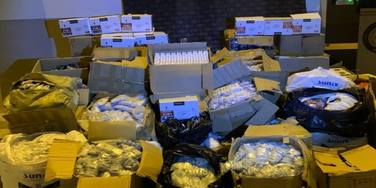Konya plakalı araç KOM'a takıldı! 42 binden fazla kaçak cep telefonu aksesuarı çıktı