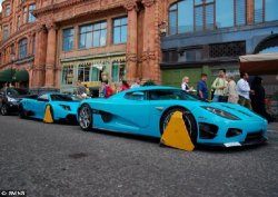 Kralın arabasına kelepçe taktılar