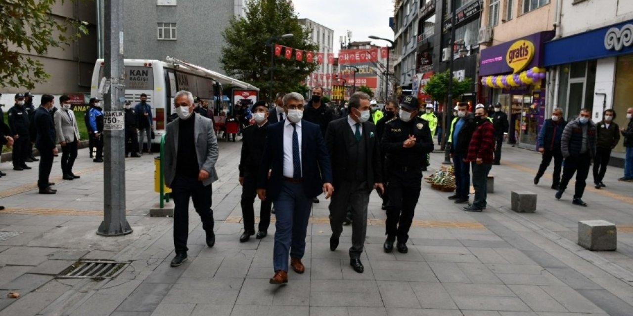 Korumasının kovid testi pozitif çıkan vali kendisini izole etti