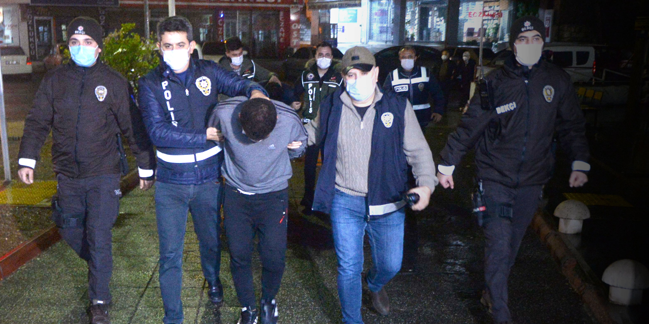 Yaşlı çiftin ziynet ve parasını çalan 2 kişi uyuşturucuyla yakalandı