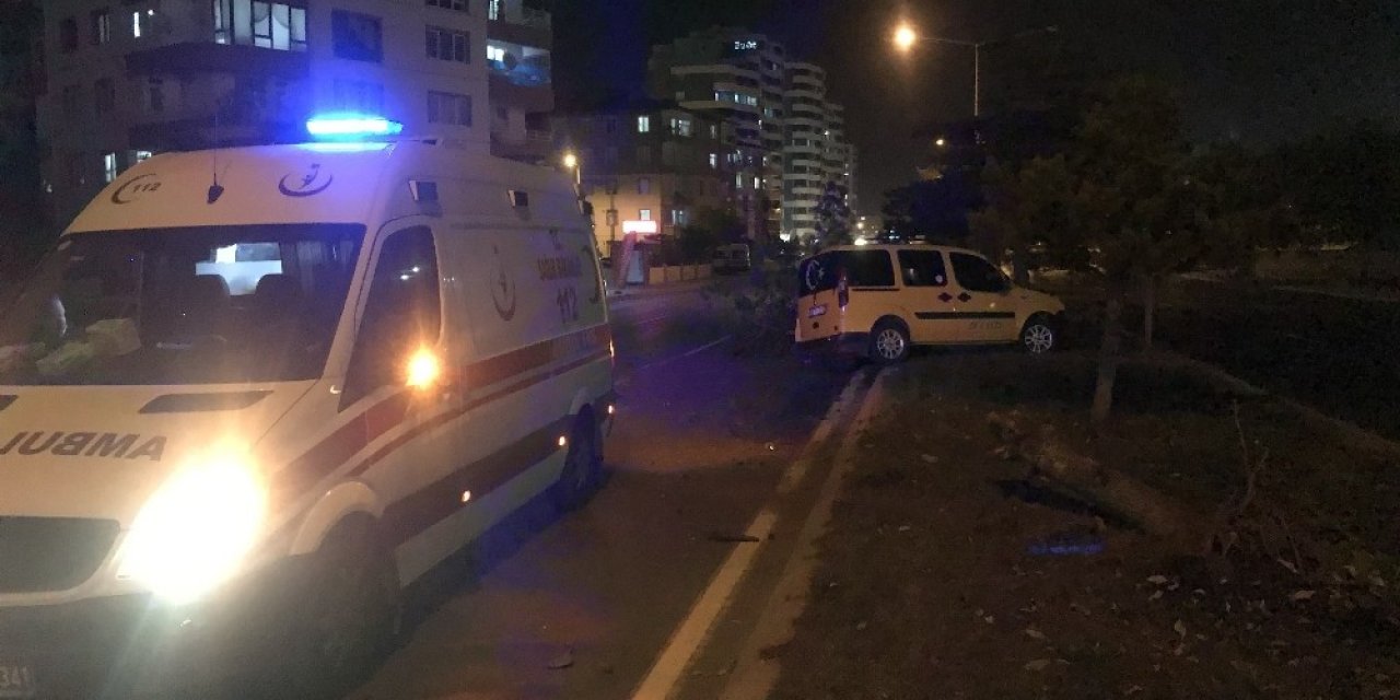 Yoldan çıkan ticari taksi refüjdeki ağaçlara çarparak durdu! Sürücüsü yaralandı