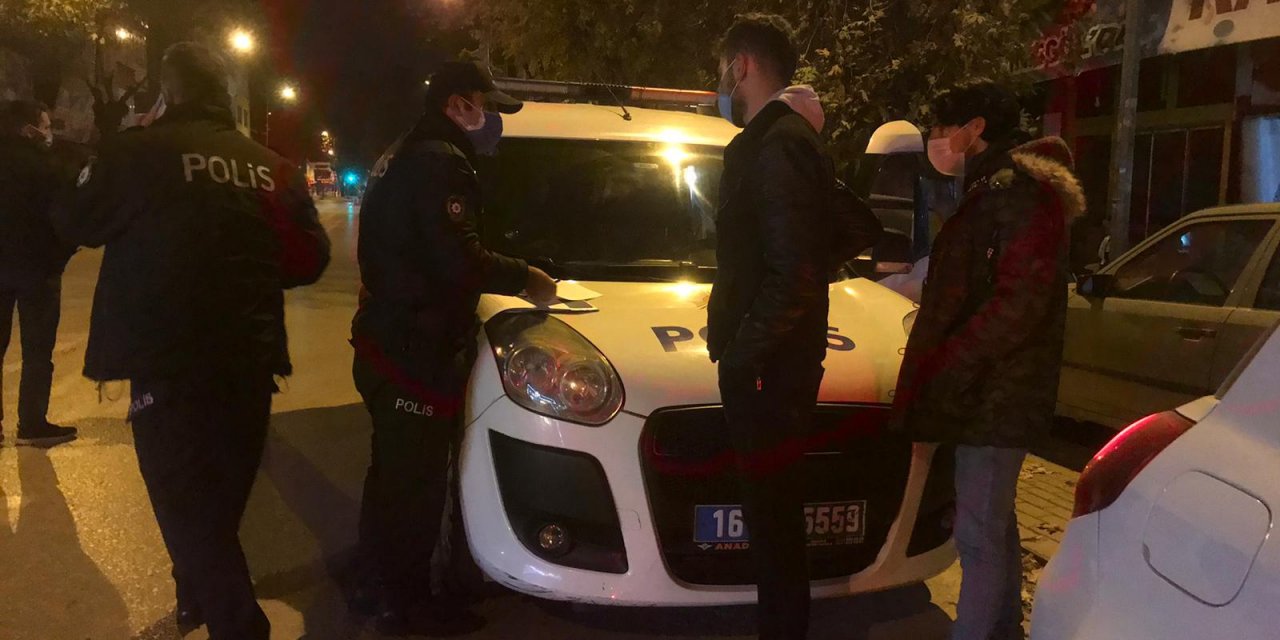 Maskesiz ve keyfi olarak kısıtlamada dışarıya çıkan 2 gence 7 bin lira ceza kesildi
