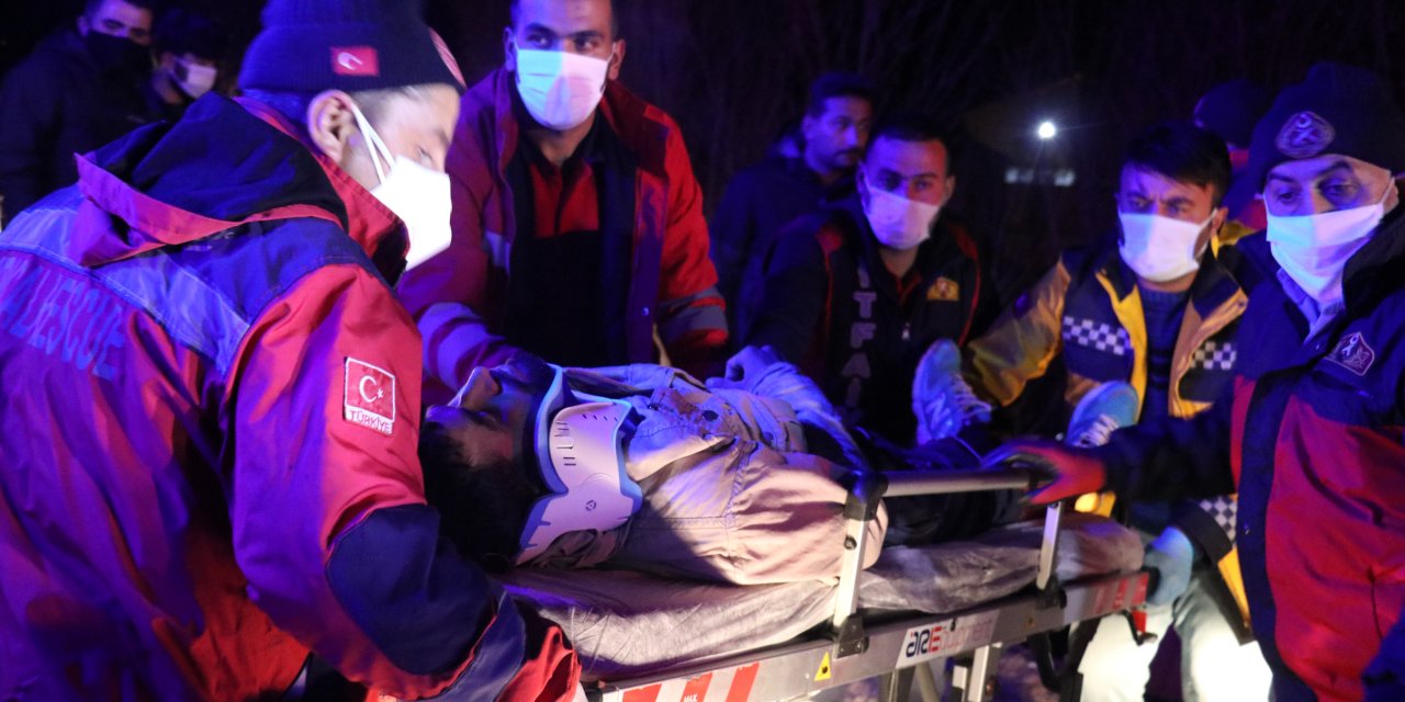 Polisin 'dur' ihtarına uymayan kamyonet devrildi! 17 sığınmacı yaralandı