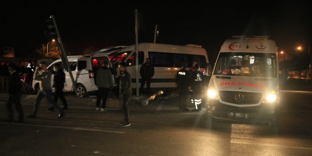 İşçi servisi hafif ticari araçla çarpıştı! 4 yaralı