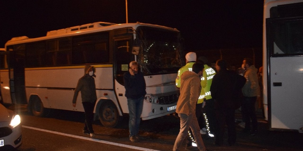 Viyadükte 3 işçi servisi zincirleme kaza yaptı! 4 yaralı