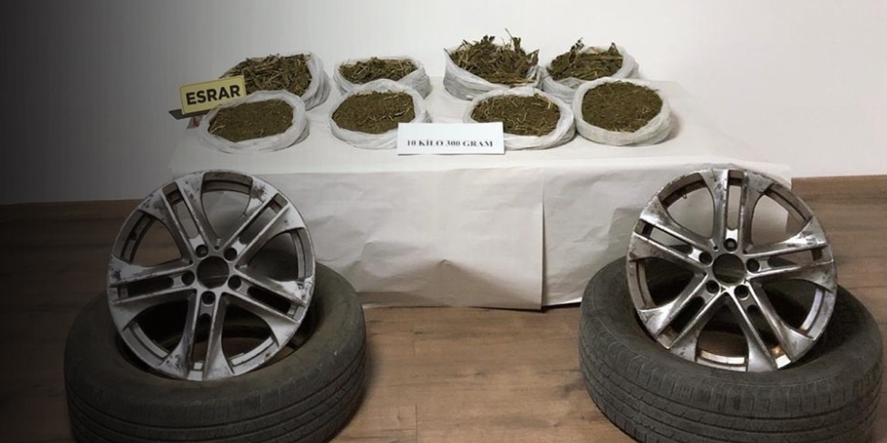 Zehir tacirleri her yolu deniyor! Lastik içindeki esrar polise takıldı