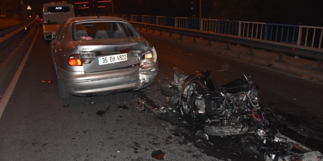 Otomobile çarpan motosiklet metrelerce sürüklendi