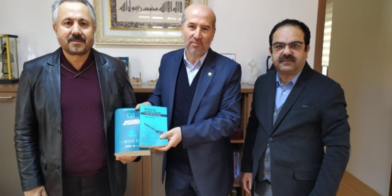 Mehmet Akif İnan Eserleri'ni TYB Konya Şubesi Kütüphanesi'ne hediye etti
