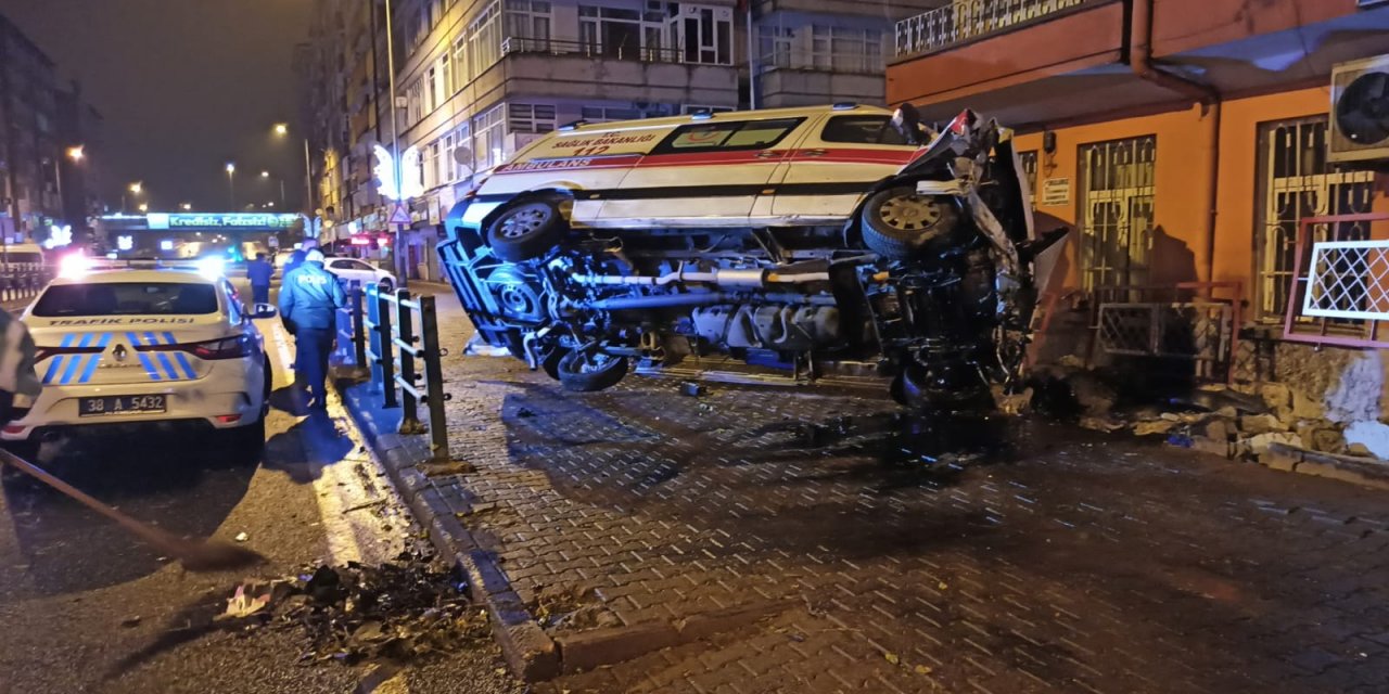Ambulans otomobille çarpıştı! 2'si sağlık görevlisi 5 yaralı