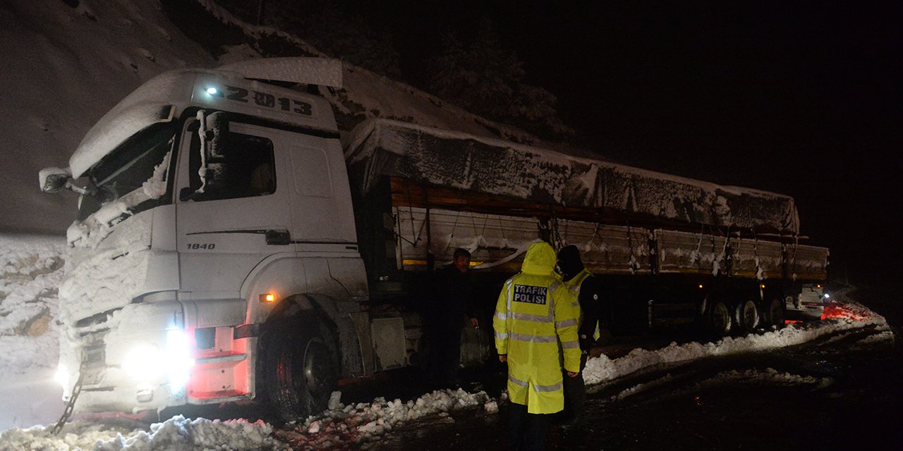 Çamlıbel geçidinde kar ve tipi ulaşımda aksamalara yol açtı