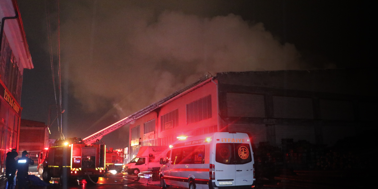 Sanayi sitesinde korkutan yangın! PVC fabrikasında başladı mutfak dolabı imalathanelerine sıçradı